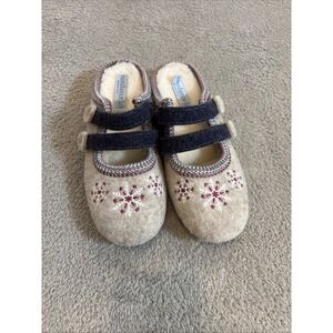 Sundance Beige and Navy Women's Slippers